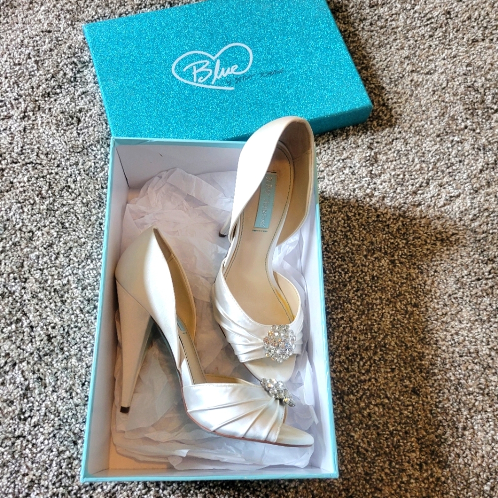 Blue by Betsey Johnson Rhinestone Peep toe heels sb-gia ivory satin size 8